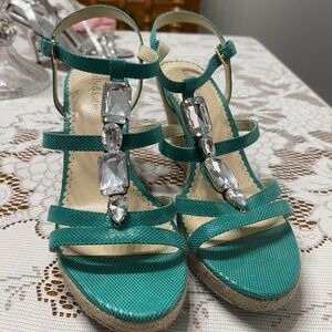 Kelly and Katie Teal 9 Rhinestone Wedge Like New